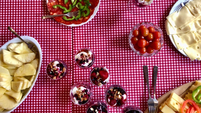 Bord med mad og drikkevarer på rød tabledeklæde