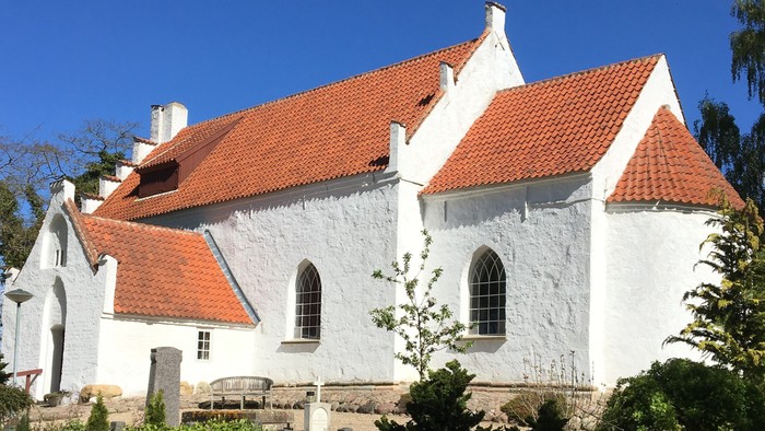 Hvid kirke med rødt tag