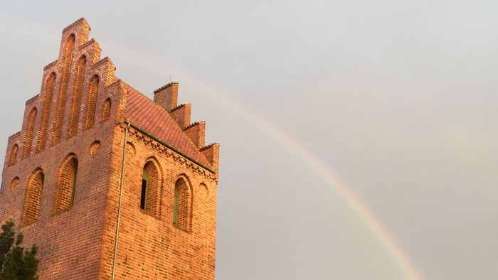 En regnbue over en gammel kirke