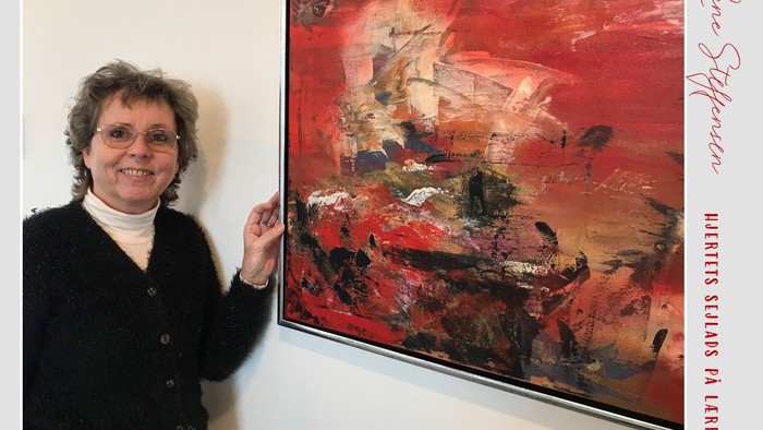 Kvinde ved abstrakt maleri