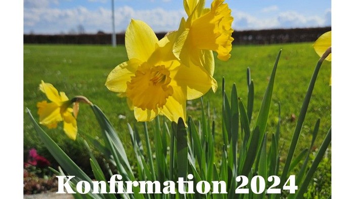 Konfirmation 2024 med blomster og kirke