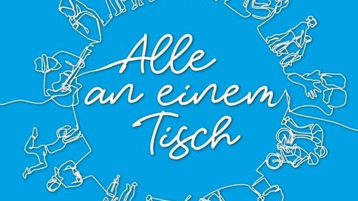 Das Bild zeigt verschiedene Menschen in einem Kreis mit dem Text "Alle an einem Tisch".