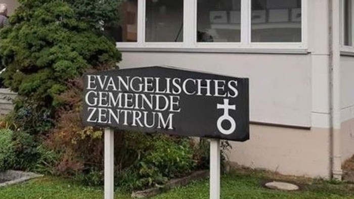 Evangelisches Gemeindezentrum mit Treppe und Bäumen