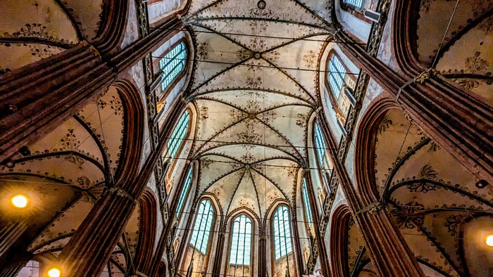 Großartige Kirchenarchitektur mit hohem Gewölbe und rosa Blumeninstallation