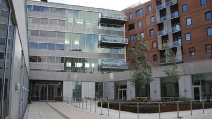 Et moderne bygningskompleks med glasfacader og indendørs have.