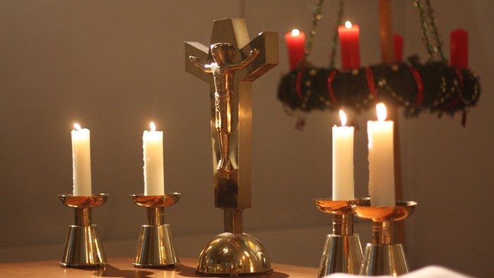 Weihnachtliche Tischdekoration mit Kerzen und Christbaumschmuck