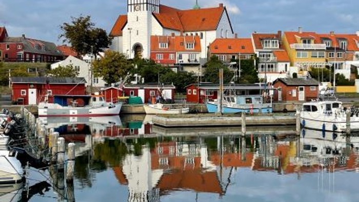 En kystby med kirke og både ved vandet
