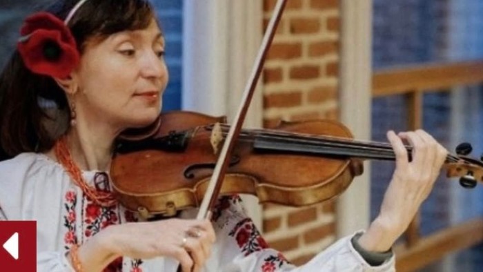 To drenge spiller violin med blomster i håret