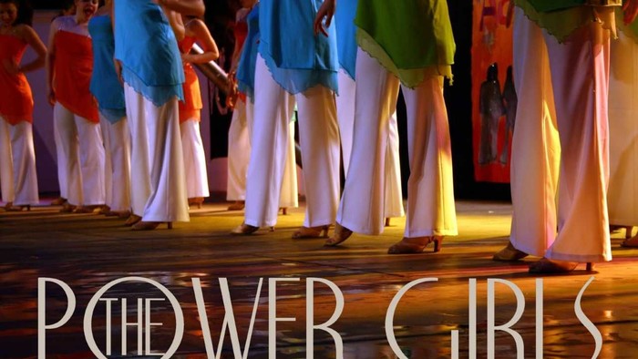 Ein Tanzensemble namens "The Power Girls" tritt auf einer Bühne auf