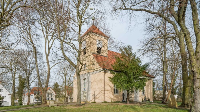 Kleine Kirche mit Turm in ländlicher Umgebung