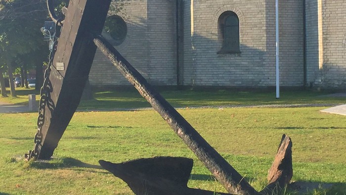 En stor anker foran et kirkebygning