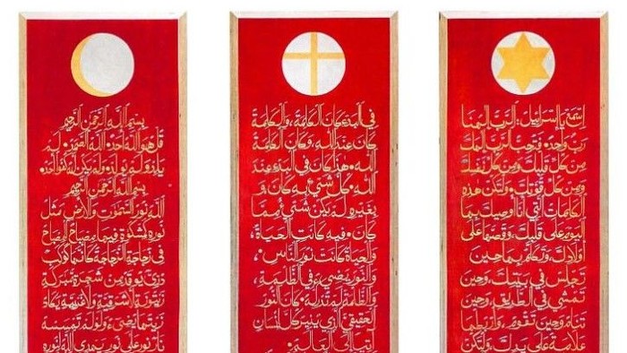 Drei rote Banner mit arabischer Kalligraphie und religiösen Symbolen