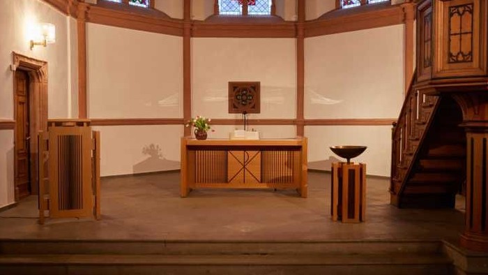 Links eine Kirche, Mitte ein Innenraum mit Holz, rechts ein Logo mit Text und Kirche