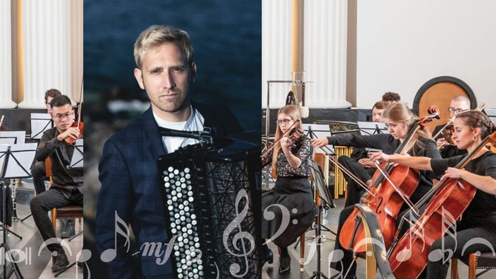 En mand spiller akkordeon sammen med et orkester.