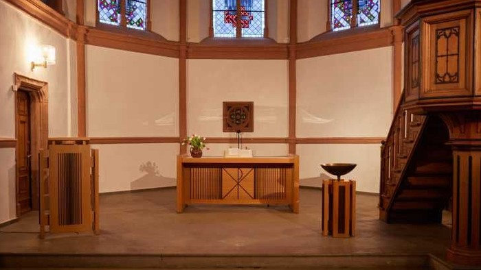 Links eine Kirche, Mitte ein Innenraum mit Holz, rechts ein Logo mit Text und Kirche