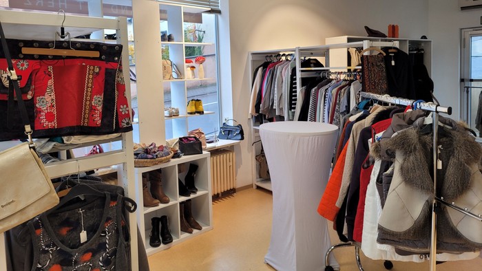 Ein modischer Laden mit verschiedenen Kleidungsstücken und Accessoires