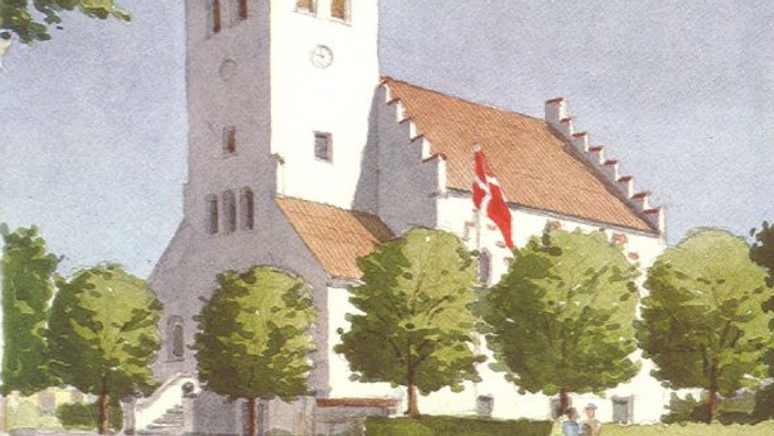 Hvid kirke med klokketårn og rødt flag på en grøn plads