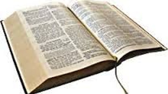 En åben bog med tekst på siden.