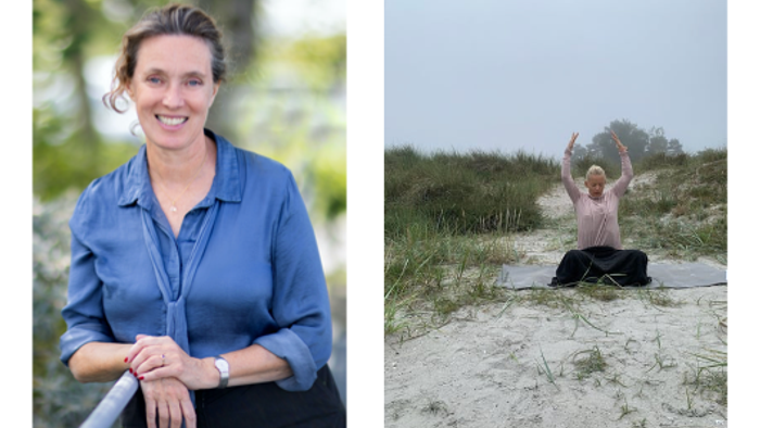 En kvinde i blå bluse og en kvinde på stranden med arme i luften