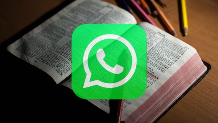 Bibel und WhatsApp-Logo auf Tisch