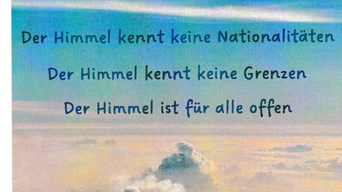 Das Bild zeigt eine religiöse Veranstaltung mit einem Gottesdienst zu Christi Himmelfahrt am 9. Mai um 11 Uhr in der Dorfkirche Tempelhof, geleitet von Pfarrer Dr. Bertram Schirr und Diakon Markgraf-Kosch.