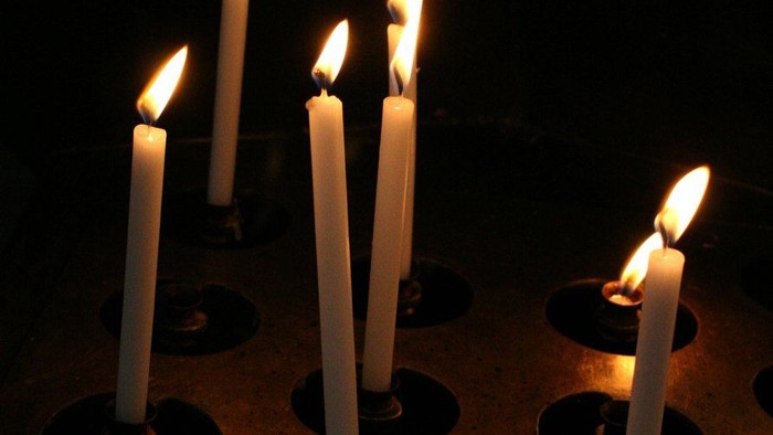 Syv lysende lygter på sort underlag