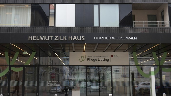Das Bild zeigt das Helmut Zilk Haus mit einem Willkommensschild und grünen Akzenten.