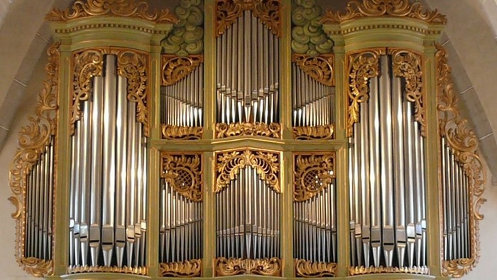 Prachtvolle Kirchenorgel mit aufwendigen Verzierungen.