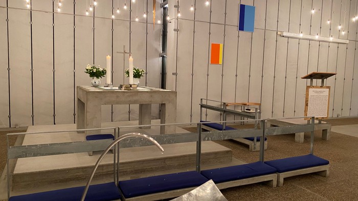 En moderne indretning med bænke, lys og farvede paneler