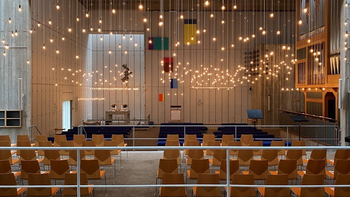 En stor koncertsal med mange lys og stoler.