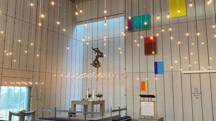 Moderne indgangshal med lys og farvede paneler