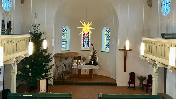 Innenraum einer Kirche mit Weihnachtsbaum und Altar