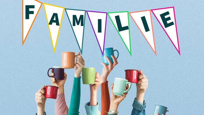 Familie hält farbenfrohe Tassen hoch unter bunten Fahnen mit dem Wort "Familie"