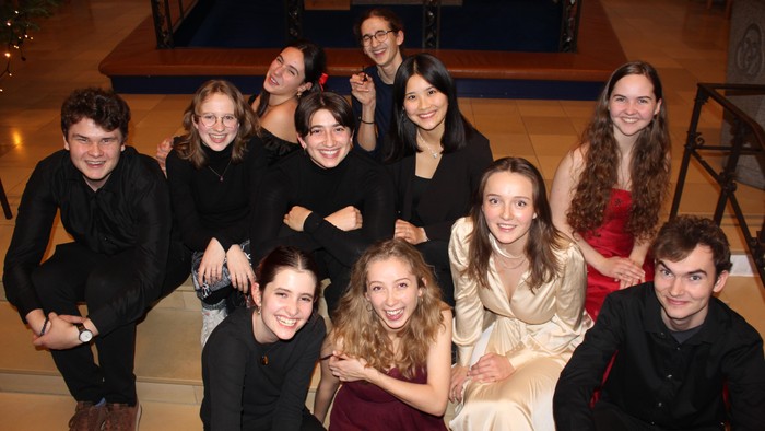 En gruppe unge poser til et billede i formelle klæder