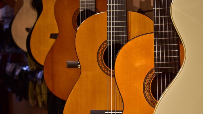 Mehrere Gitarren hängen an der Wand