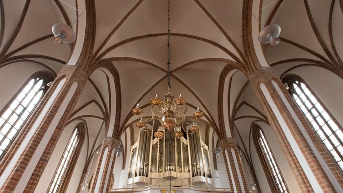 Großartige Kircheninneren mit hohem Gewölbe und prächtigem Kronleuchter