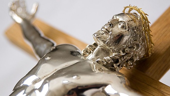 Silvr skygge af Jesus på korset