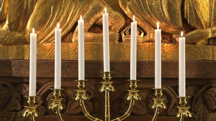 Guldfarvet jødisk lykt med ni lysede lyse lygter