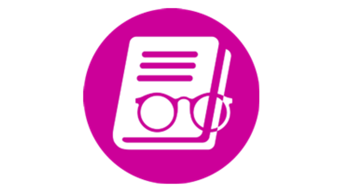 Eine Brille und ein Stift, die auf einem offenen Buch liegen.