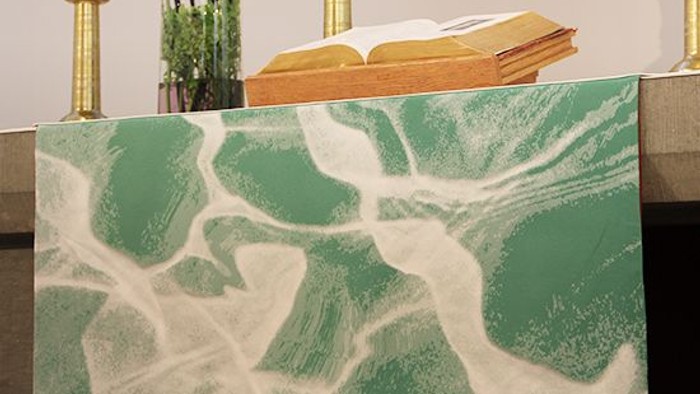 Ein Altar mit grünem Marmor, Kerzen und Büchern