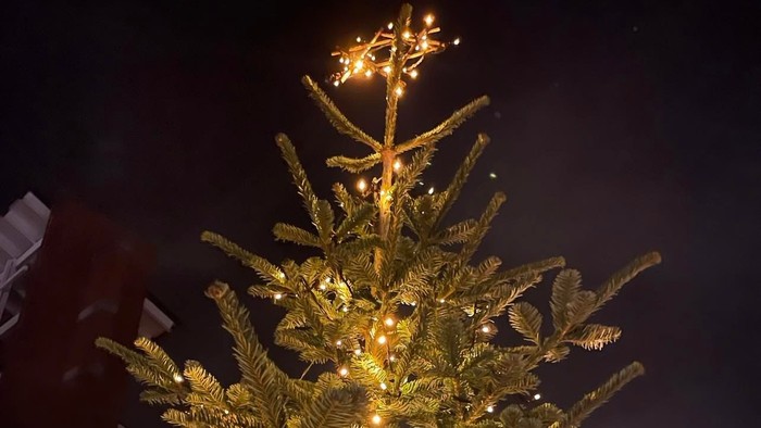 En juletree med lys og pynt.