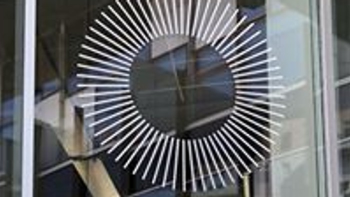 En butiksvindue med en stor, dekorativ ur og navnet "KIRKENØ KØSTED" skånet.