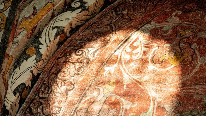 Dekorerede vægmaleri med blomster og bladmønstre