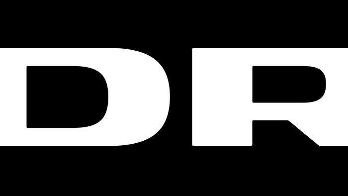 Billedet viser to store bogstaver "D" og "R" på sort baggrund.