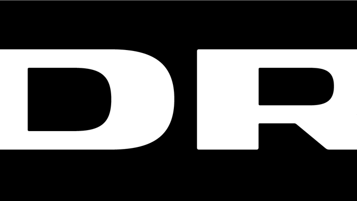 Billedet viser to store bogstaver "D" og "R" på sort baggrund.