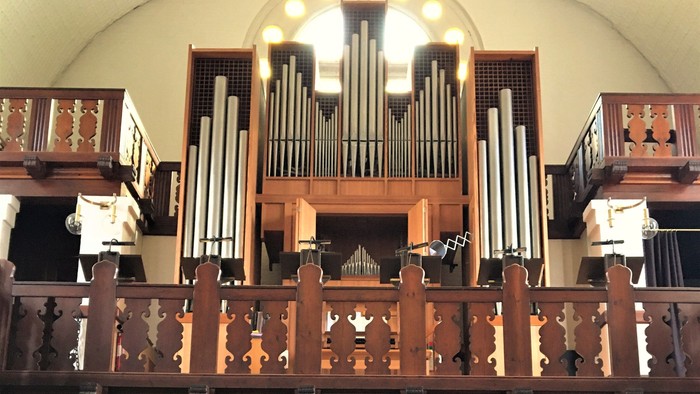 Kirkeinteriør med pibeorgel og trædøre