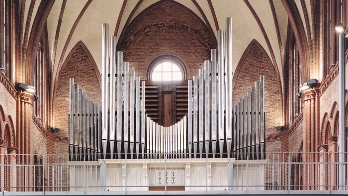 Großes, leeres Raum mit hoher Decke und Orgel im Hintergrund