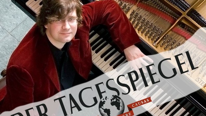 Eine Person in einer bordeauxroten Jacke spielt einen Flügel, überlagert mit dem Logo „Der Tagesspiegel“.