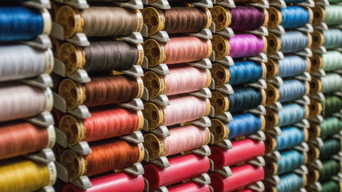 Farvefulde spole med tråde i en butik