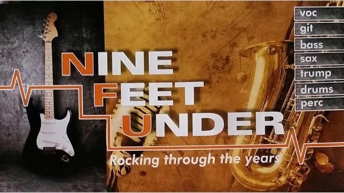 Das Bild zeigt den Text "Nine Feet Under" mit Musikinstrumenten wie Gitarre und Saxophon.
